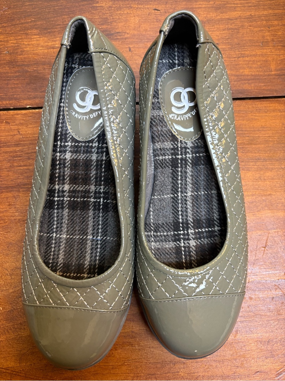 Gravity Defyer Olive Quilted Patent Ballet Flats 6.5 EUC